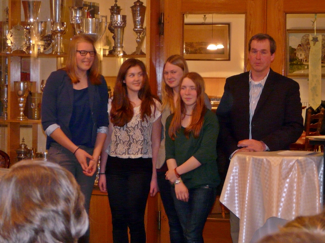 Juniorinnen B - Tessa, Lilli, Paulina und Djamila mit Trainer MOK