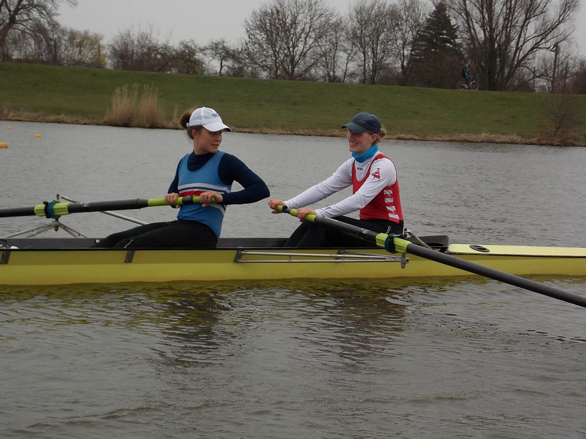 Judith freut sich mit Partnerin Ann-Kathrin (Hansa)